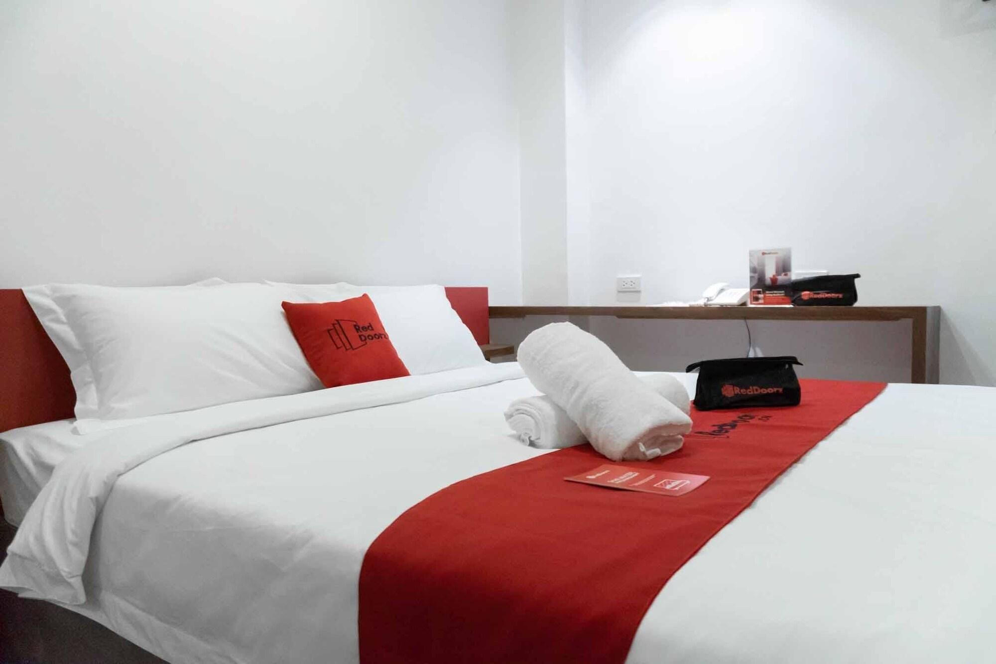 Reddoorz Plus At Mm Hotel Las Pinas Former Reddoorz Plus Near Bamboo Organ Extérieur photo