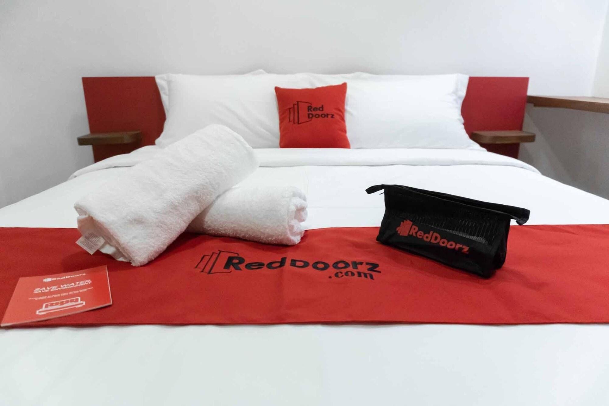 Reddoorz Plus At Mm Hotel Las Pinas Former Reddoorz Plus Near Bamboo Organ Extérieur photo