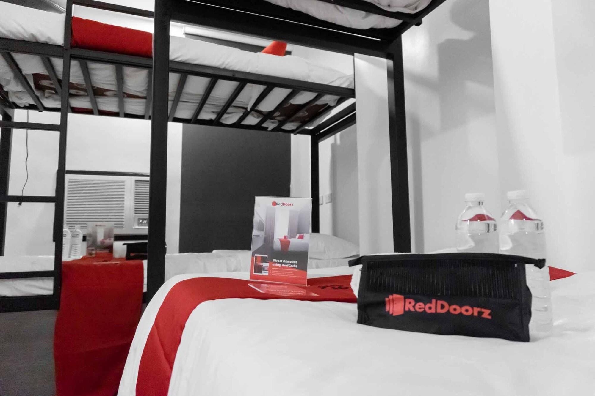 Reddoorz Plus At Mm Hotel Las Pinas Former Reddoorz Plus Near Bamboo Organ Extérieur photo