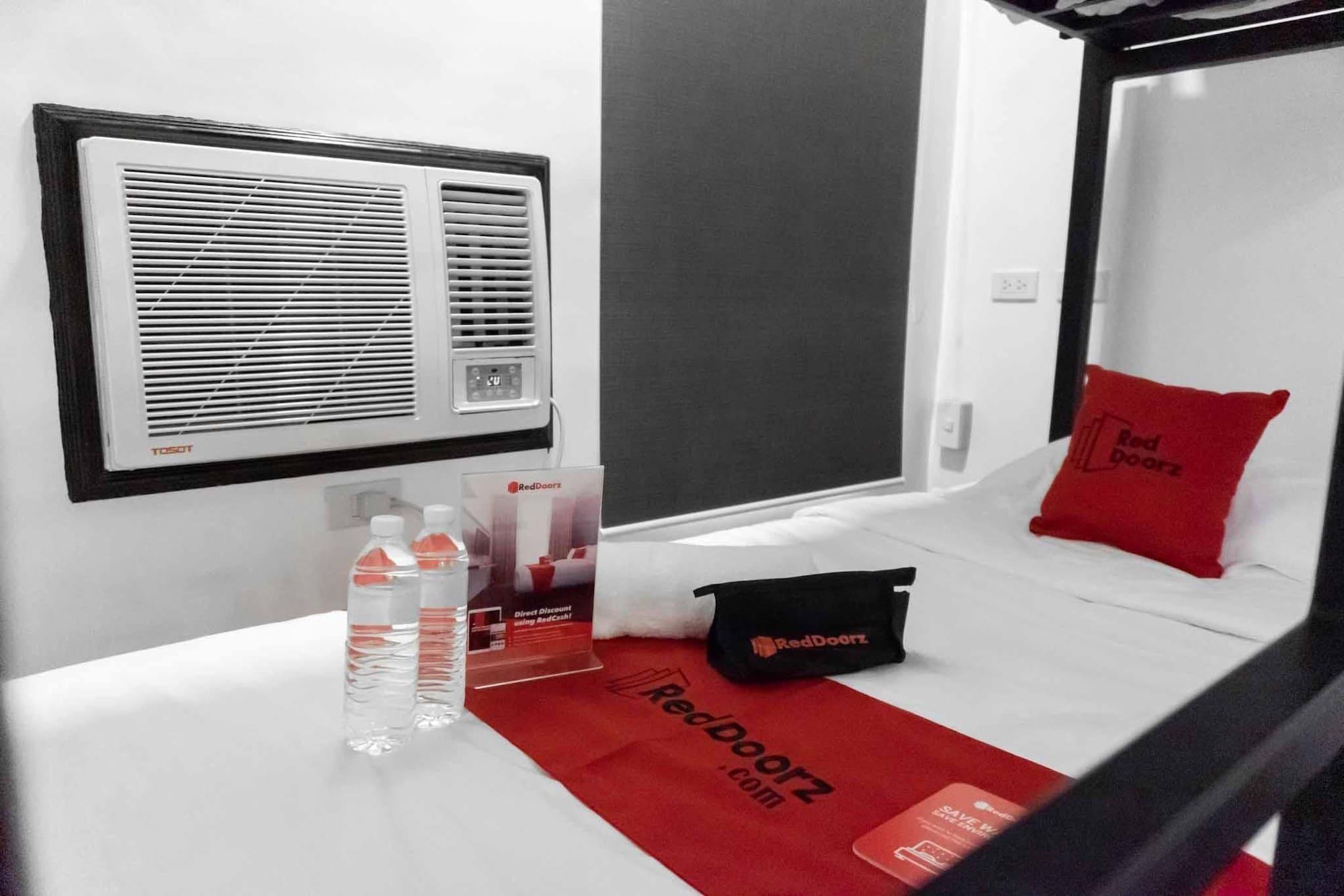 Reddoorz Plus At Mm Hotel Las Pinas Former Reddoorz Plus Near Bamboo Organ Extérieur photo