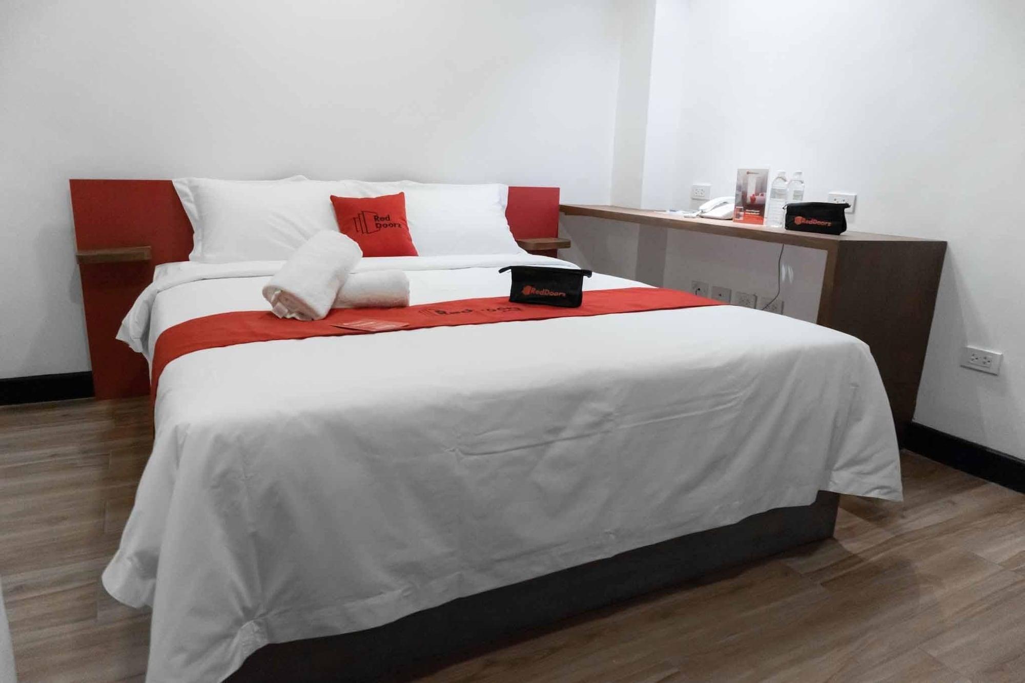 Reddoorz Plus At Mm Hotel Las Pinas Former Reddoorz Plus Near Bamboo Organ Extérieur photo