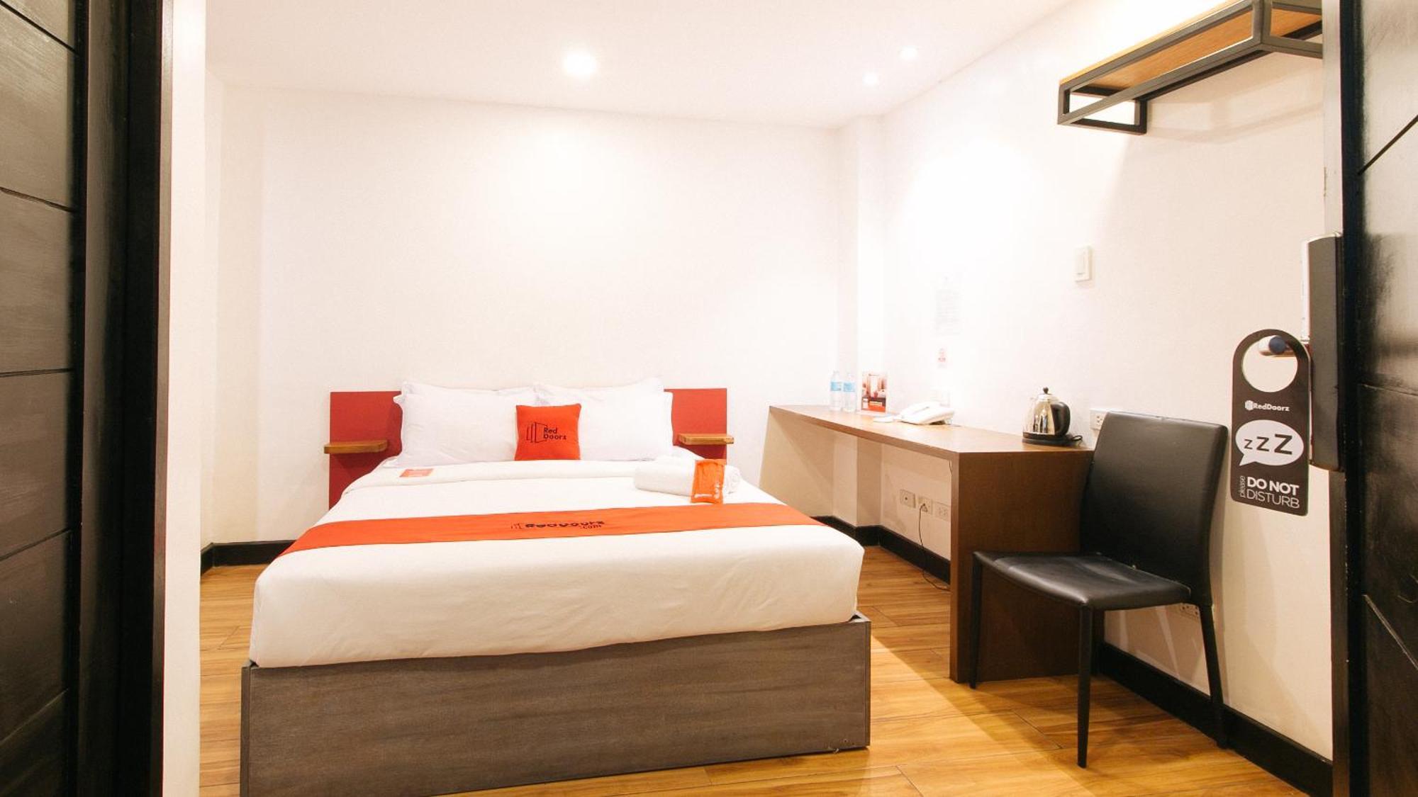 Reddoorz Plus At Mm Hotel Las Pinas Former Reddoorz Plus Near Bamboo Organ Extérieur photo